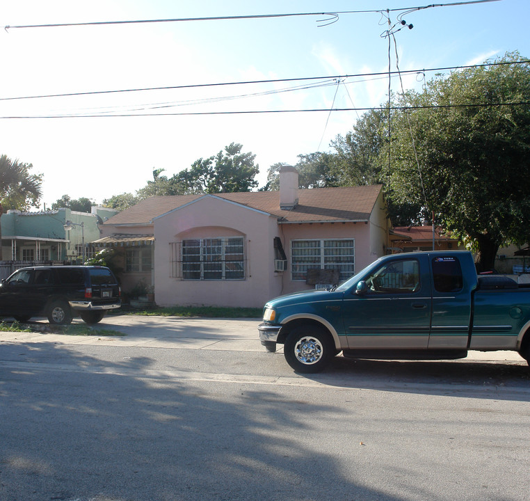 558 NE 66th St in Miami, FL - Foto de edificio