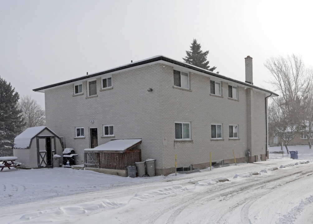 650 Silverbirch Rd in Waterloo, ON - Building Photo