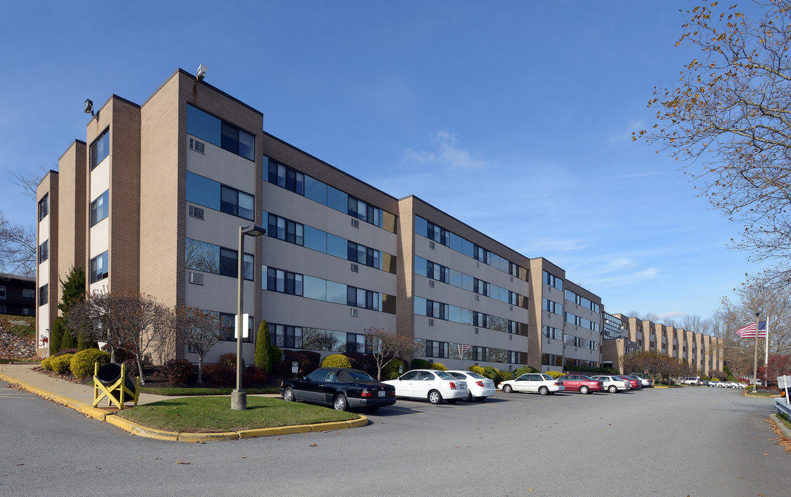 Meshanticut Vista in Cranston, RI - Foto de edificio