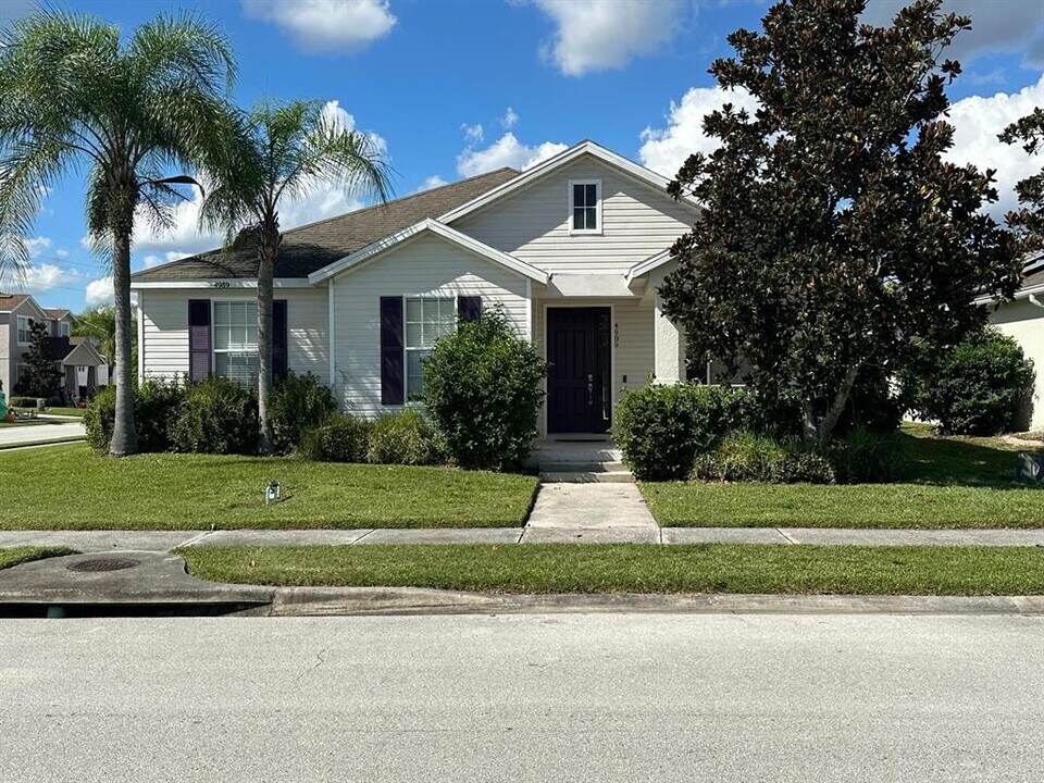 4989 Bond St W in Kissimmee, FL - Foto de edificio