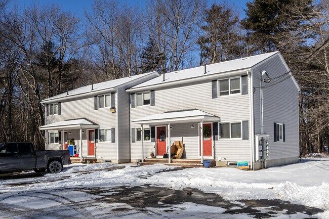 1 Oakwood Ter in Brunswick, ME - Foto de edificio - Building Photo