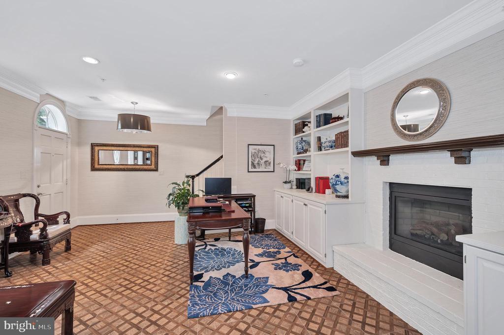 705 Lyles Ln in Alexandria, VA - Building Photo