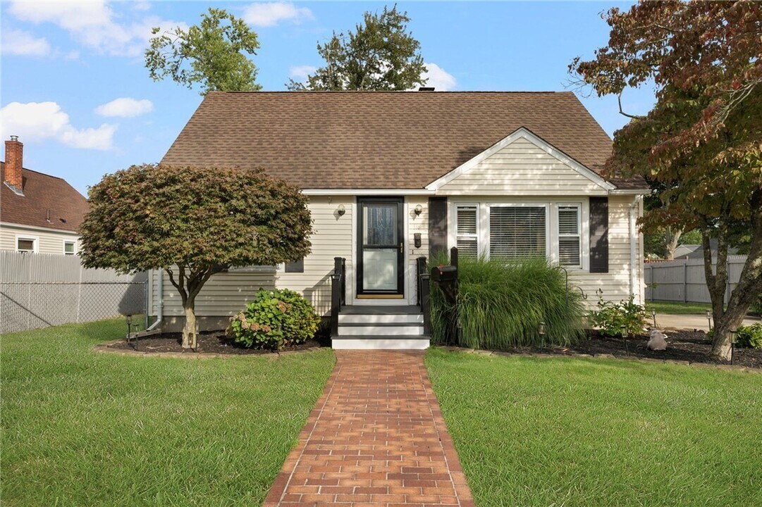 118 Airway Rd in Warwick, RI - Foto de edificio