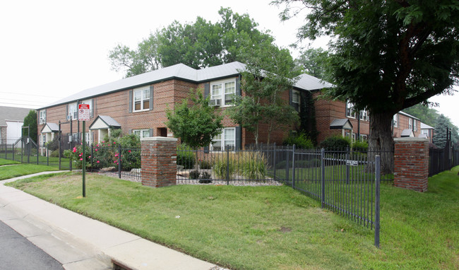 Jasmine Courtyard Townhomes in Denver, CO - Building Photo - Building Photo