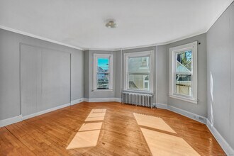 221 Willow St in Waterbury, CT - Building Photo - Building Photo