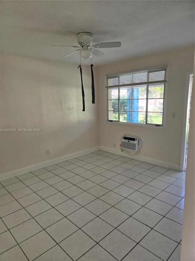 1718 Thomas St in Hollywood, FL - Foto de edificio - Building Photo