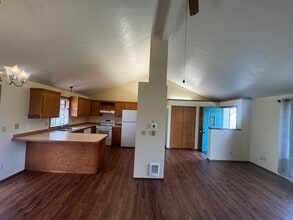 7410 W Walnut St in Yakima, WA - Building Photo - Building Photo