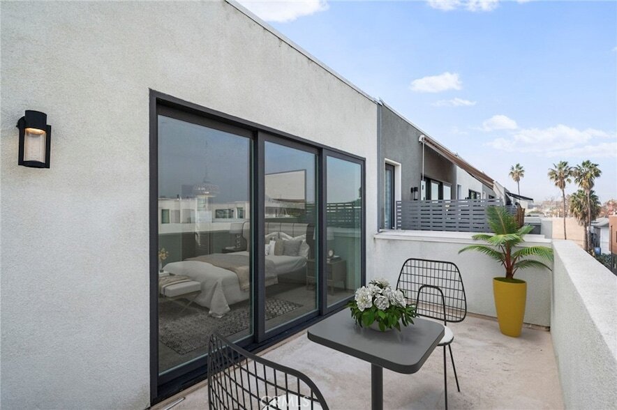 279 Dockside Ln, Unit E-305 in Los Angeles, CA - Building Photo