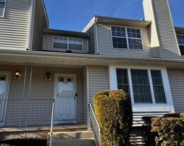 146 Carson Ct in Somerset, NJ - Building Photo