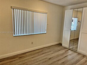 8025 Lake Dr in Doral, FL - Building Photo - Building Photo