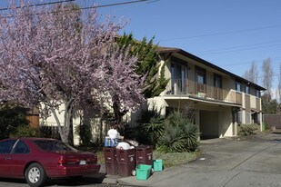 Fleur De Lis Apartments