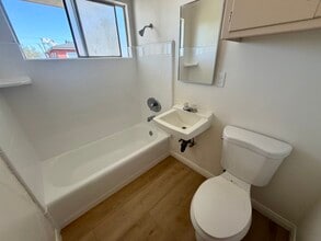 8123 Otis St, Unit upstairs unit in South Gate, CA - Foto de edificio - Building Photo