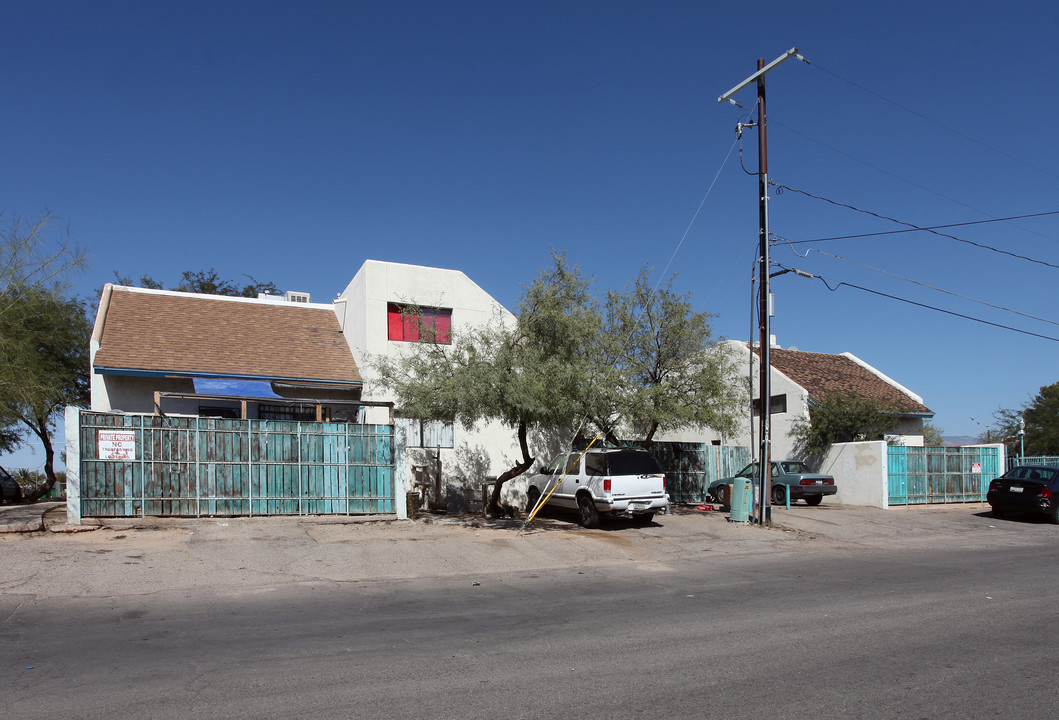 1 E Navajo Rd in Tucson, AZ - Building Photo