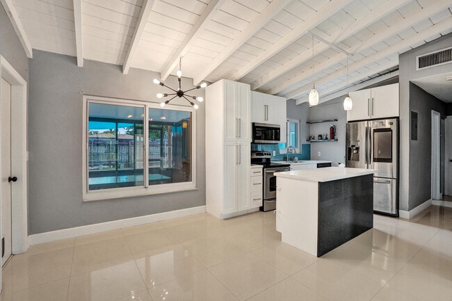 4670 SW 25th Ave in Fort Lauderdale, FL - Building Photo - Building Photo