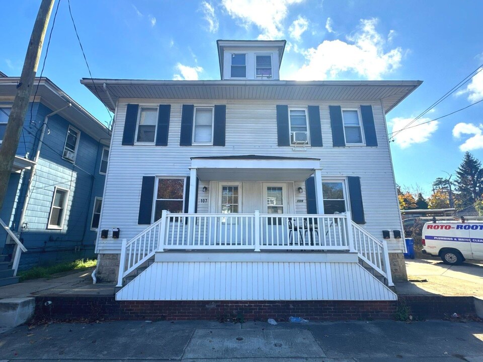 109 W Main St in Millville, NJ - Building Photo