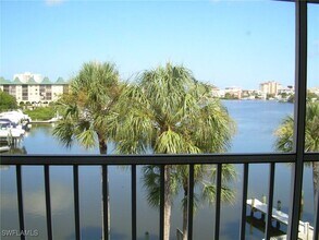 9101 Vanderbilt Dr in Naples, FL - Building Photo - Building Photo