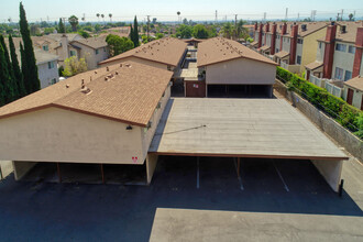 Walnut in Baldwin Park, CA - Foto de edificio - Building Photo