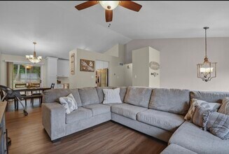 1249 Fenton Ridge Dr in Fenton, MO - Foto de edificio - Building Photo