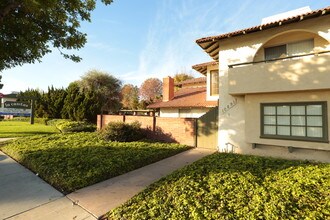 La Casitas Apartments in Anaheim, CA - Foto de edificio - Building Photo