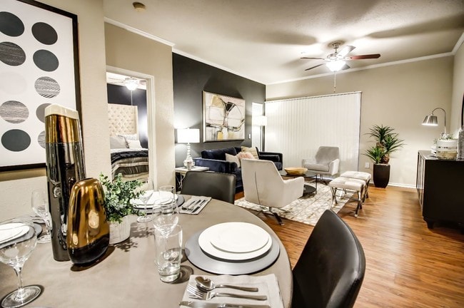 Colonnade at Willow Bend in Plano, TX - Foto de edificio - Building Photo