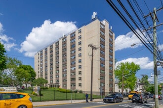 Gov Paterson Towers I in Paterson, NJ - Foto de edificio - Building Photo