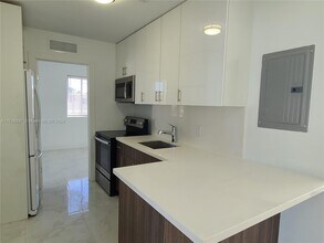1646 NW 1st Pl-Unit -1 in Miami, FL - Building Photo - Building Photo