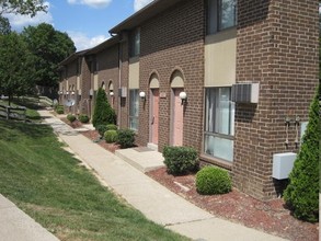 Pinehurst Place in Toledo, OH - Building Photo - Building Photo