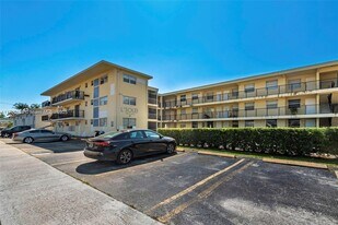 1100 NE 1st Ct in Hallandale Beach, FL - Building Photo