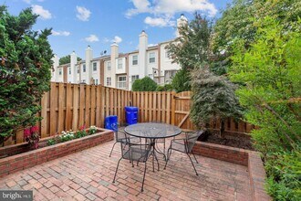6531 Kemper Lakes Ct in Alexandria, VA - Building Photo - Building Photo
