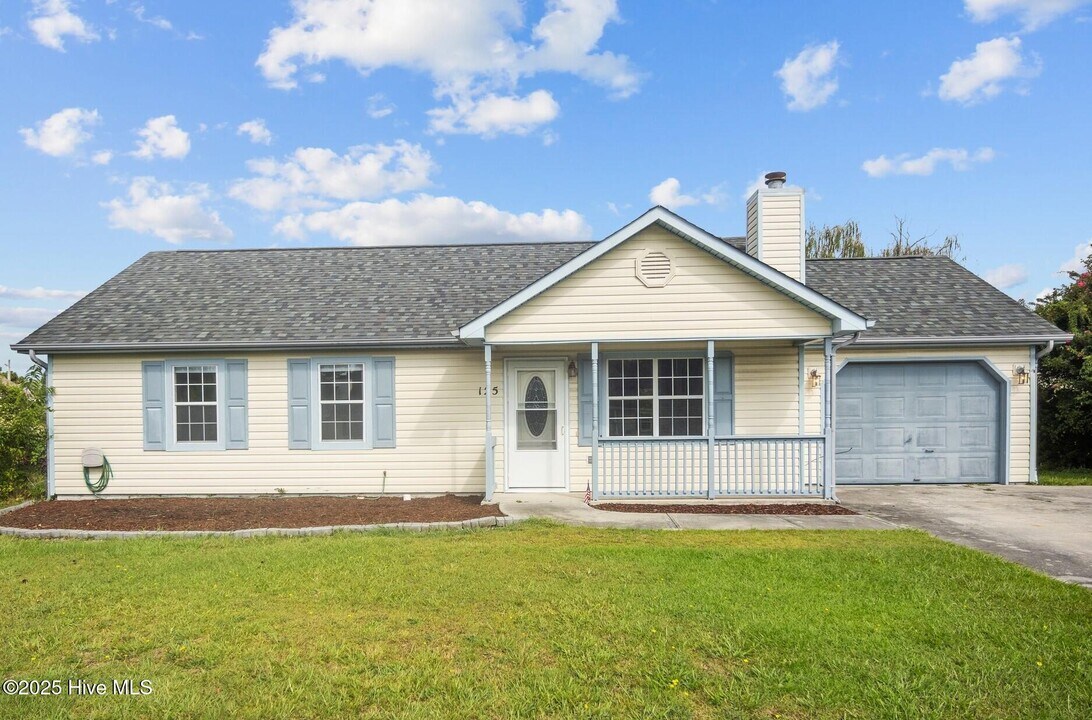 125 Parnell Rd in Hubert, NC - Building Photo