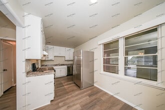 2401 N Key Blvd in Midwest City, OK - Building Photo - Building Photo