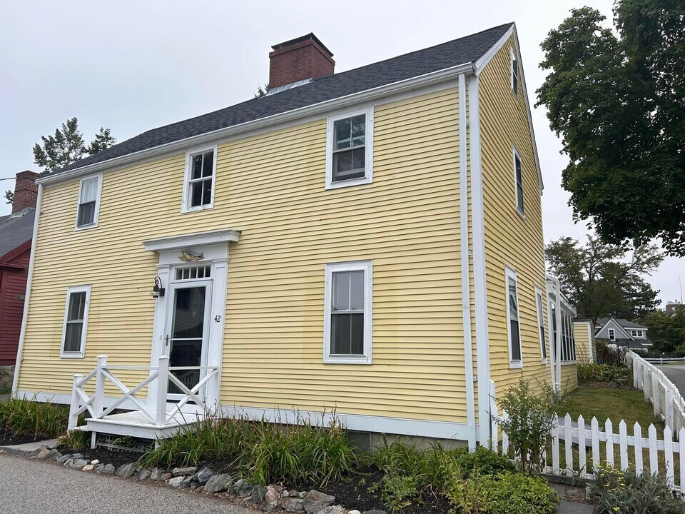 42 Piscataqua St in New Castle, NH - Building Photo