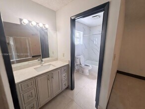 14333 SW 102nd St in Miami, FL - Foto de edificio - Building Photo