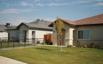 Group 5 - West Day Ave & Park Meadows Dr in Bakersfield, CA - Foto de edificio - Building Photo