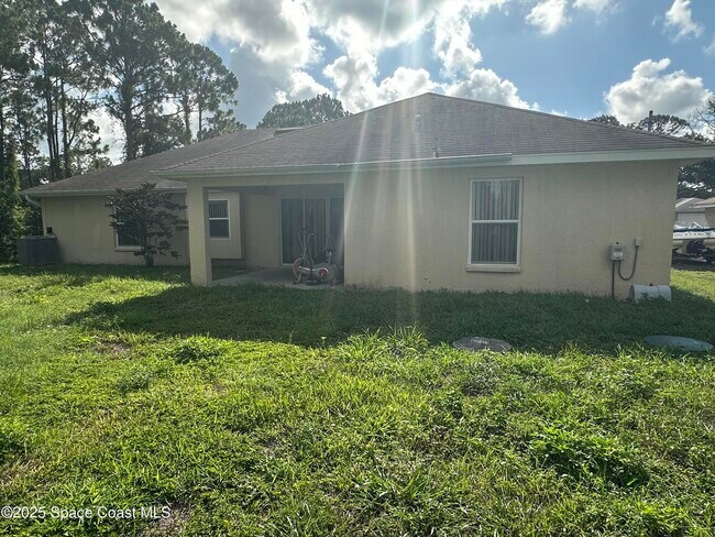 150 Hillock Ave NW in Palm Bay, FL - Building Photo - Building Photo