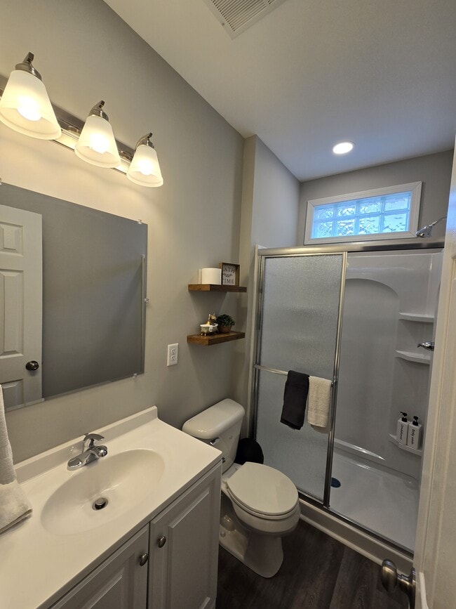 328 Thompson St, Unit B