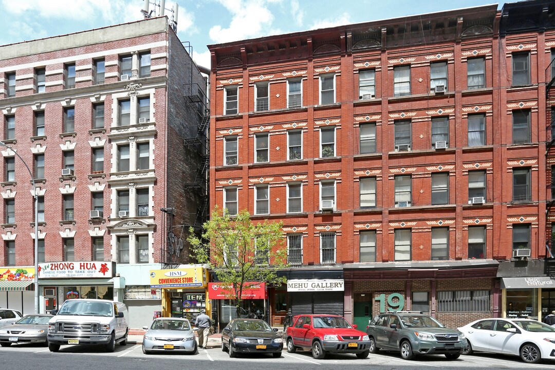 21 W 100th St in New York, NY - Building Photo