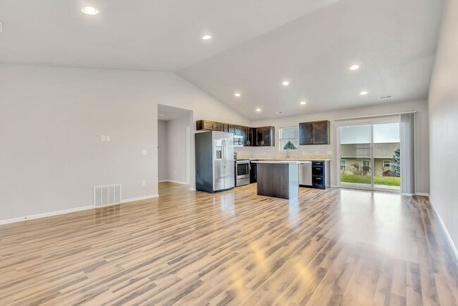 2902 Cohen Ln in Waterloo, IA - Building Photo - Building Photo
