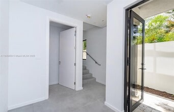 3270 Bird Ave in Miami, FL - Building Photo - Building Photo