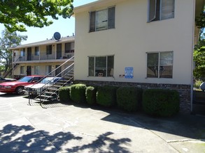 Young Street Apartments in Sacramento, CA - Foto de edificio - Building Photo