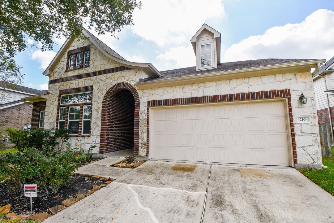 12104 Dawn Mist Ct in Pearland, TX - Building Photo