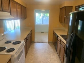 12875 SW Conestoga Dr in Beaverton, OR - Foto de edificio - Building Photo