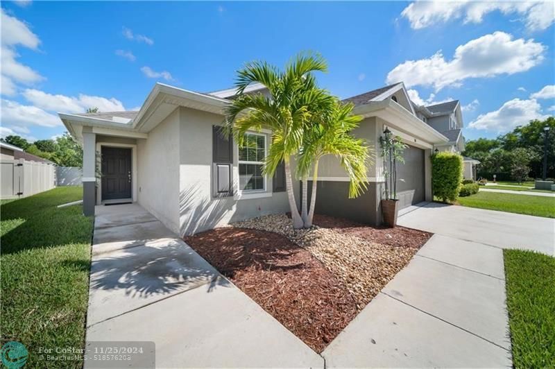 5160 NW Pine Trail Cir in Port St. Lucie, FL - Foto de edificio