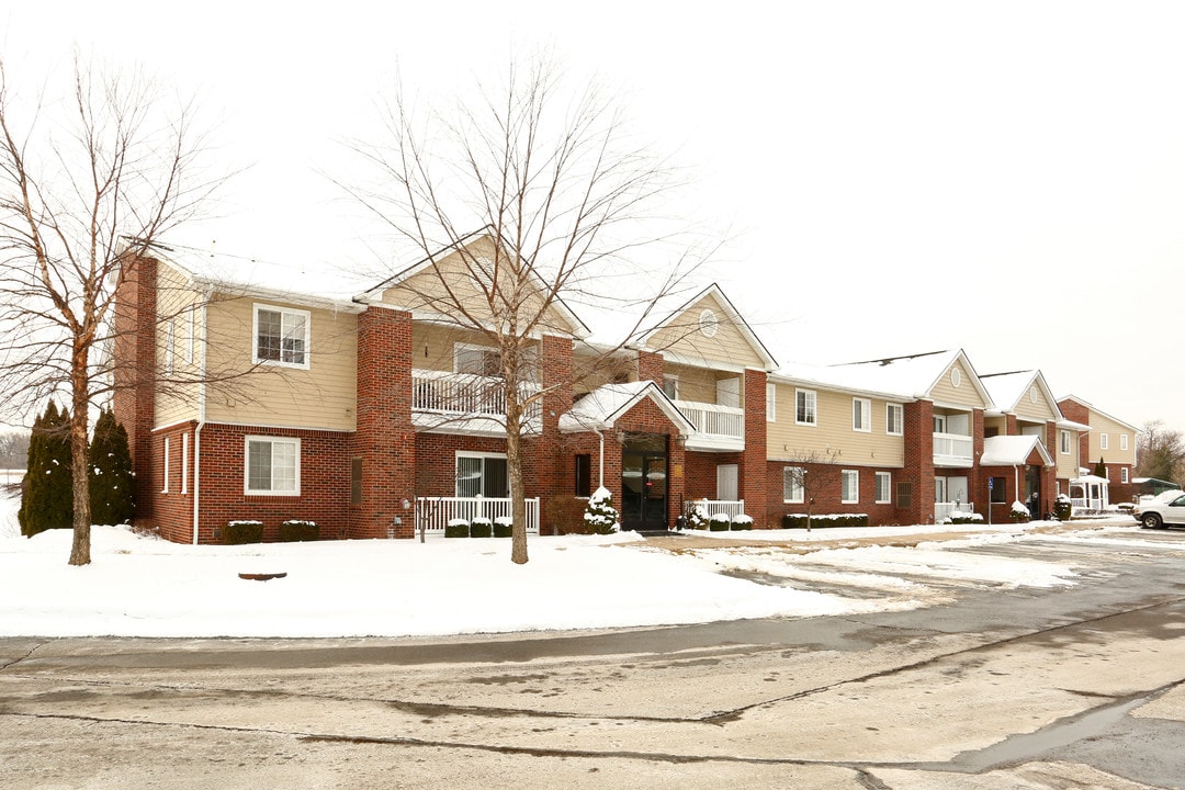 Waters Edge in Brighton, MI - Building Photo