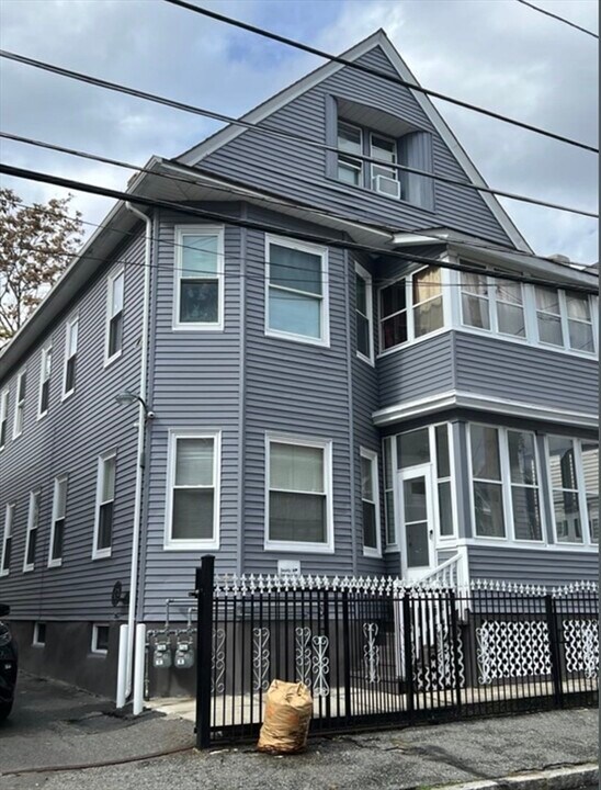 112 Saratoga St in Lawrence, MA - Building Photo