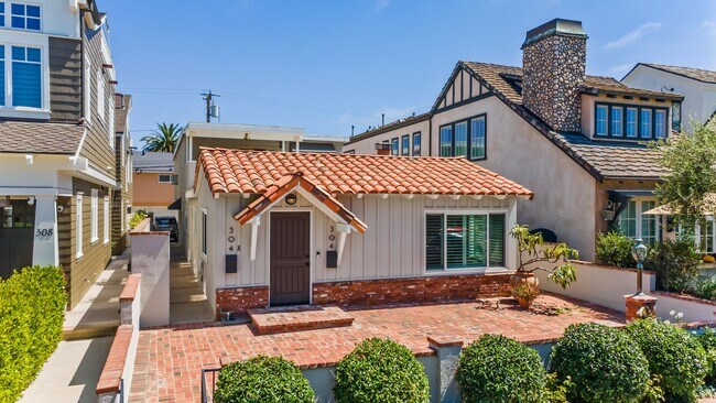 304 Larkspur Ave-Unit -304 in Newport Beach, CA - Building Photo - Building Photo