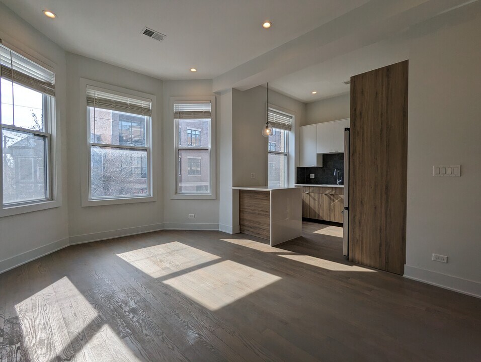 2121 W Belmont Ave, Unit 2F in Chicago, IL - Building Photo