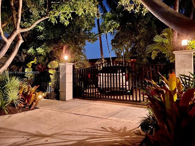 8115 SW 14th Terrace in Miami, FL - Building Photo - Building Photo