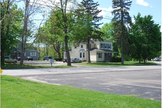 Pickett District in New Milford, CT - Foto de edificio - Building Photo