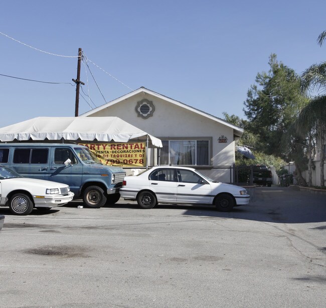 6736 Vineland Ave in North Hollywood, CA - Foto de edificio - Building Photo